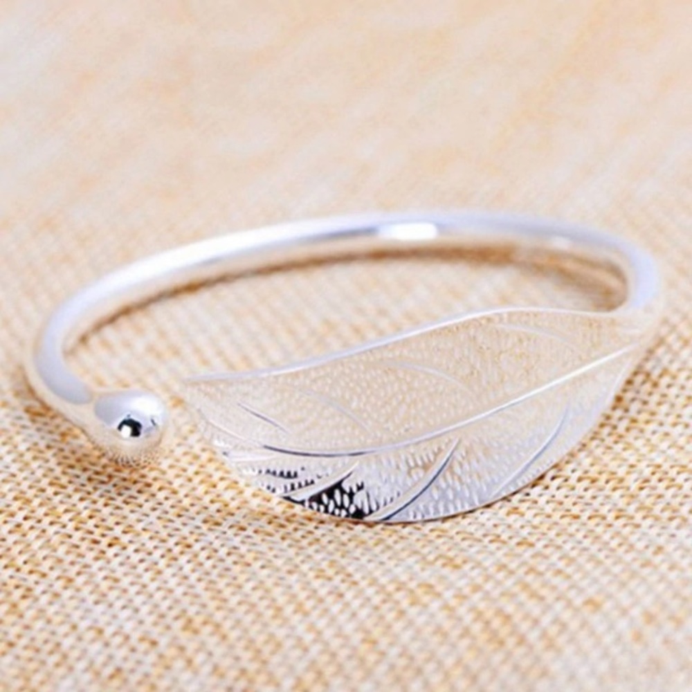 NEW!💙💎STUNNING🍃LEAF🍃OPEN CUFF💎💙SILVER PLATED - Picture 2 of 8